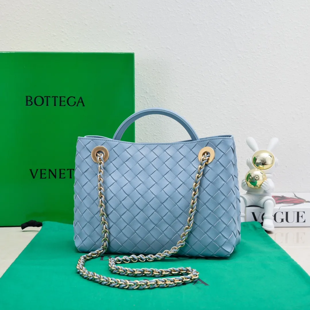 Batch 1960 BOTTEGA VENETA 2024 spring and summer new small ANDIAMO chain bag is also available! 🔥🔥I believe many friends have been waiting for a long time. The metallic chain adds a touch of sophistication to the original softness and elegance of Andiamo. The collision of classic craftsmanship and elegance creates a different kind of beauty. Style number: 6008 Size: 25*22*10.5cm